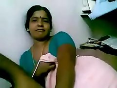 VID-20190503-PV0001-Chennai (IT) Tamil 39 yrs old married housemaid aunty (Green saree) showing her boobs to 45 yrs old married house owner sex porn video-2